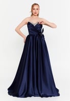 فستان رسمي طويل بدون أكمام