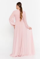 فستان طويل الأكمام، مصنوع من قماش الشيفون الفاخر