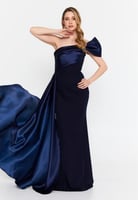 فستان طويل بتصميم كتف واحد، مصنوع من قماش فيسكوز ا...