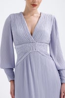 فستان سهرة شيفون مطرز بالأحجار وفتحة رقبة على شكل...