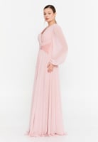 فستان طويل الأكمام، مصنوع من قماش الشيفون الفاخر