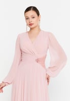 فستان طويل الأكمام، مصنوع من قماش الشيفون الفاخر