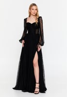 فستان طويل الأكمام، مصنوع من الدانتيل الفاخر