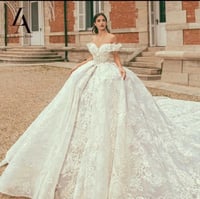 فستان زفاف انيق بذيل طويل