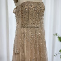 فستان سهرة مكشوف الكتفين انيق