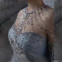 فساتين سهرة نسائية بلون أزرق هادئ على شكل تلة واحد...