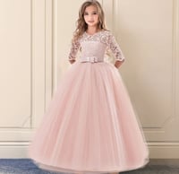 فستان أبيض بأكمام طويله مزين بالدانتيل