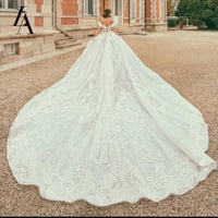 فستان زفاف انيق بذيل طويل