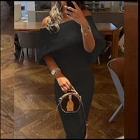 المرأة عادية بلون فستان طويل أنيق قبالة الكتف كيب...