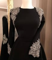 فساتين سهرة مطرزة من الدانتيل مزينة بزخارف ، على ش...