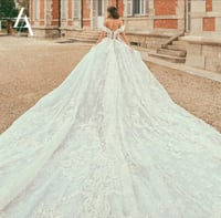 فستان زفاف انيق بذيل طويل