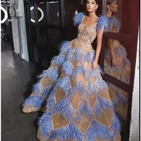 فستان سهره فاخر من الريش الرداء بدون اكمام بياقه م...