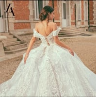 فستان زفاف انيق بذيل طويل