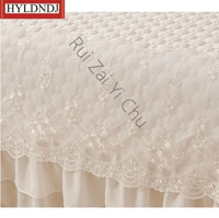 سرير مزدوج مبطن بياضات السرير ورقه بيضاء المفرش ال...