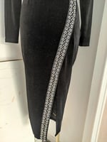 فستان نسائي أسود مخملي بأكمام طويلة برقبة حرف V ،...