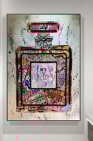 لوحه جداريه مع عطر جرافيتى ف