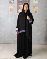 عباية كريب بلون اسود داكن و ملمس خشن ، و من قماش ا...