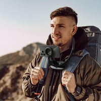 قاعدة جوال للرقبة من Drip – أسود