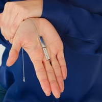 سلسال بالاسم مطلي ذهب - أحجار زرقاء - سلسال حنين