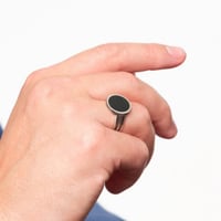 خاتم رجالي دائري اسود - فضة عيار 925 - خاتم كنان