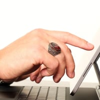 خاتم فضة رجالي لون احمر قاني - فضة عيار 925 - خاتم...