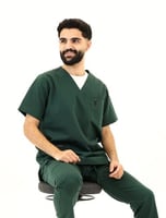 طقم سكراب طبي رجالي زيتي - تصميم كلاسيكي مريح للمم...