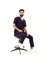 سكراب طبي رجالي بنفسجي غامق – طقم عملي بجيوب متعدد...