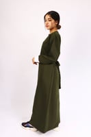 مريول متوسط زيتي شيال سادة مع حركات سواره قماش شتو...