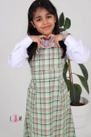 مريول روضة كاروهات اخضر موديل عصري 0107