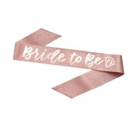 طقم مكون من قطعتين باللون الروز قولد ( تاج + وشاح...