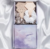 مجموعه مكونه من (7) قطع للشعر باللون البني و الابي...