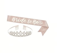 طقم مكون من قطعتين باللون الروز قولد ( تاج + وشاح...