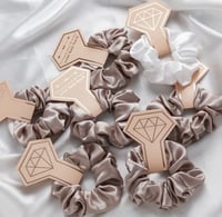 مجموعه مكونه من (7) قطع للشعر باللون البني و الابي...