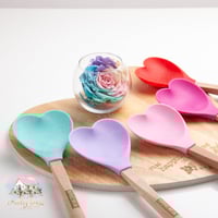 5933 ملعقة سيليكون بمسكة خشبية على شكل قلب بألوان...