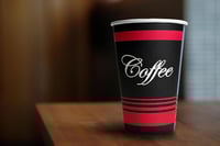 50 كوب ورقي أصلي للقهوة تصميم أسود وأحمر أنيق