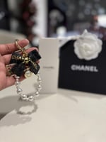 ميدالية شانيل لون أسود