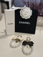 ميداليه شانيل لون اوف وايت