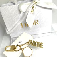 ميدالية ديور مع الكيس