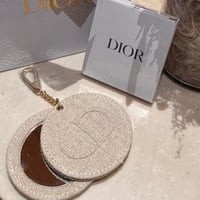 ميدالية + مراية من ديور مع الكيس