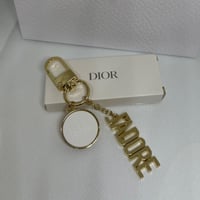 ميدالية ديور مع الكيس