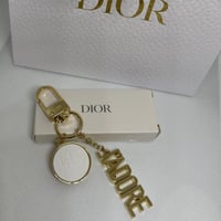 ميدالية ديور مع الكيس