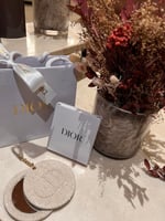 ميدالية + مراية من ديور مع الكيس