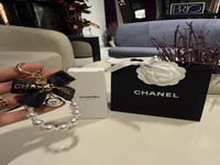 ميدالية شانيل لون أسود