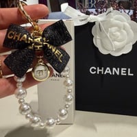 ميدالية شانيل لون أسود