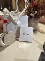 ميدالية + مراية من ديور مع الكيس