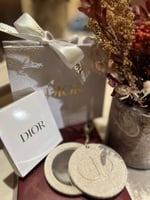 ميدالية + مراية من ديور مع الكيس