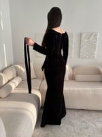 فستان أسود مخملي داكن