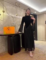 فستان اسود مع شيفون خفيف راقي