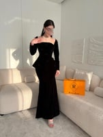 فستان أسود مخملي داكن