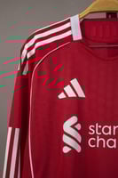 طقم ليفربول الاساسي كم طويل 2025/2026